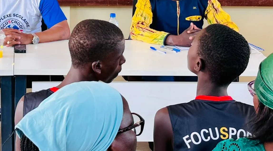 Jeunes de l'académie FocuSport FC en réunion avec l'encadrement