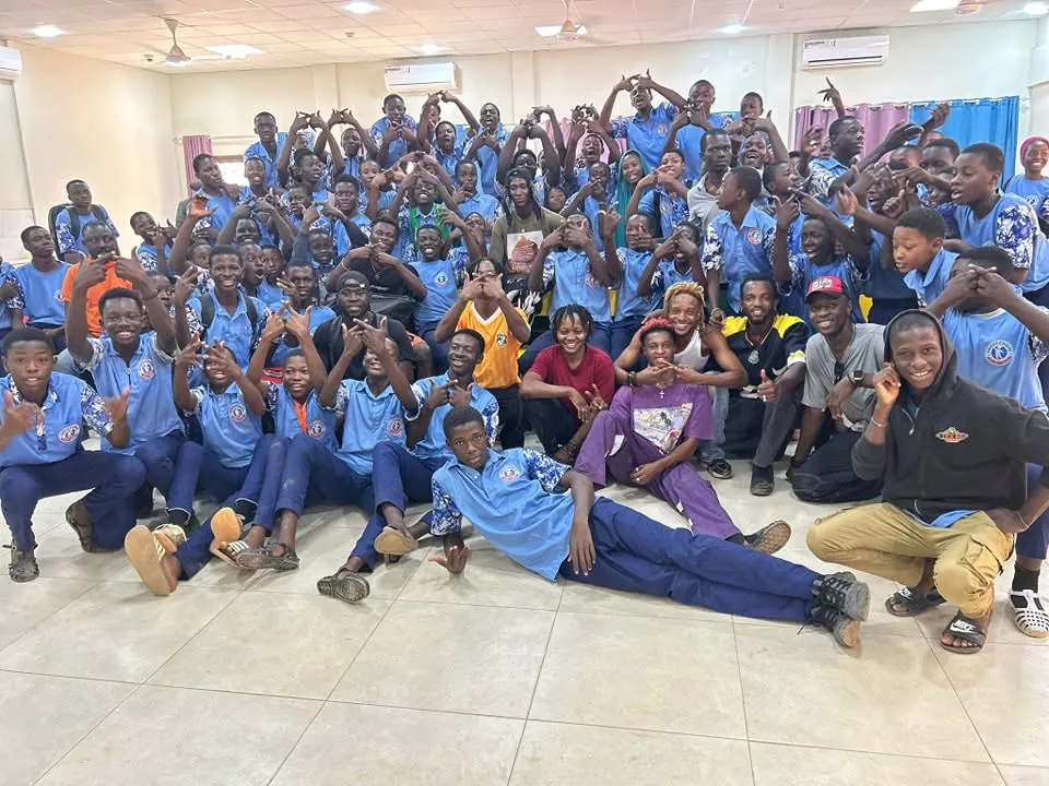 Élèves de Focus School réunis dans une salle de l'établissement