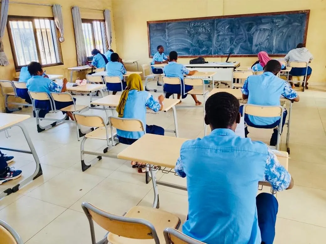 Élèves de Focus School pendant un devoir en salle de classe