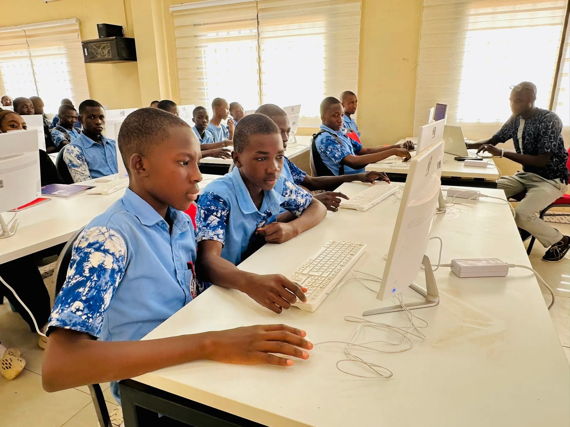 Élèves de Focus School en cours dans la salle informatique